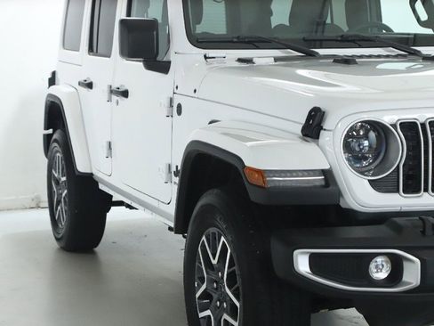 Used 2025 Jeep Wrangler Unlimited Sahara AWD/4WD image 9