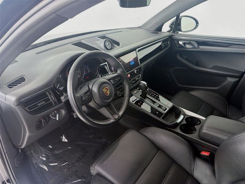 Certified 2023 Porsche Macan image 4