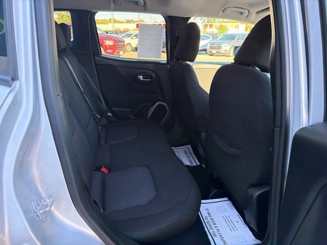 Used 2017 Jeep Renegade Latitude w/ Popular Equipment Group AWD/4WD image 18