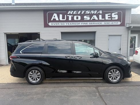 Used 2023 Toyota Sienna XLE AWD/4WD image 2