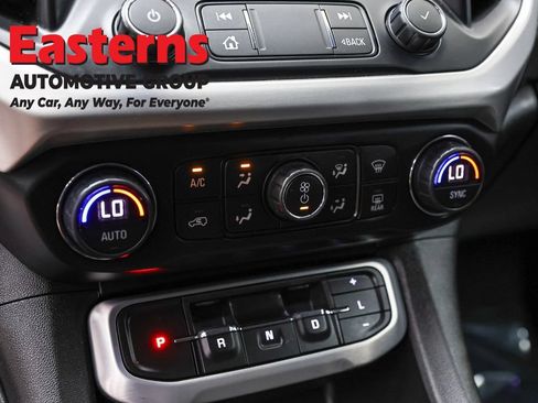 Used 2020 GMC Acadia SLE w/ Driver Convenience Package FWD image 21