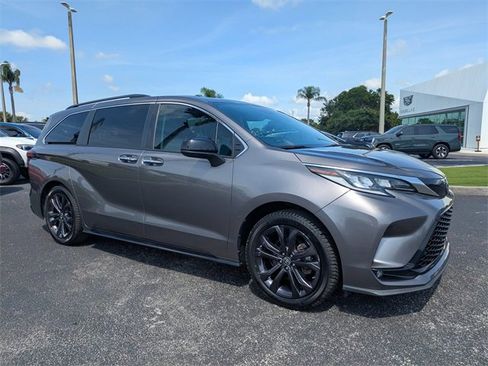 Used 2022 Toyota Sienna XSE image 2