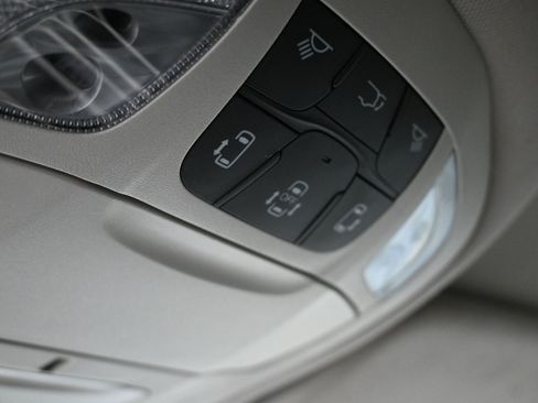 Used 2022 Chrysler Voyager LX FWD image 15