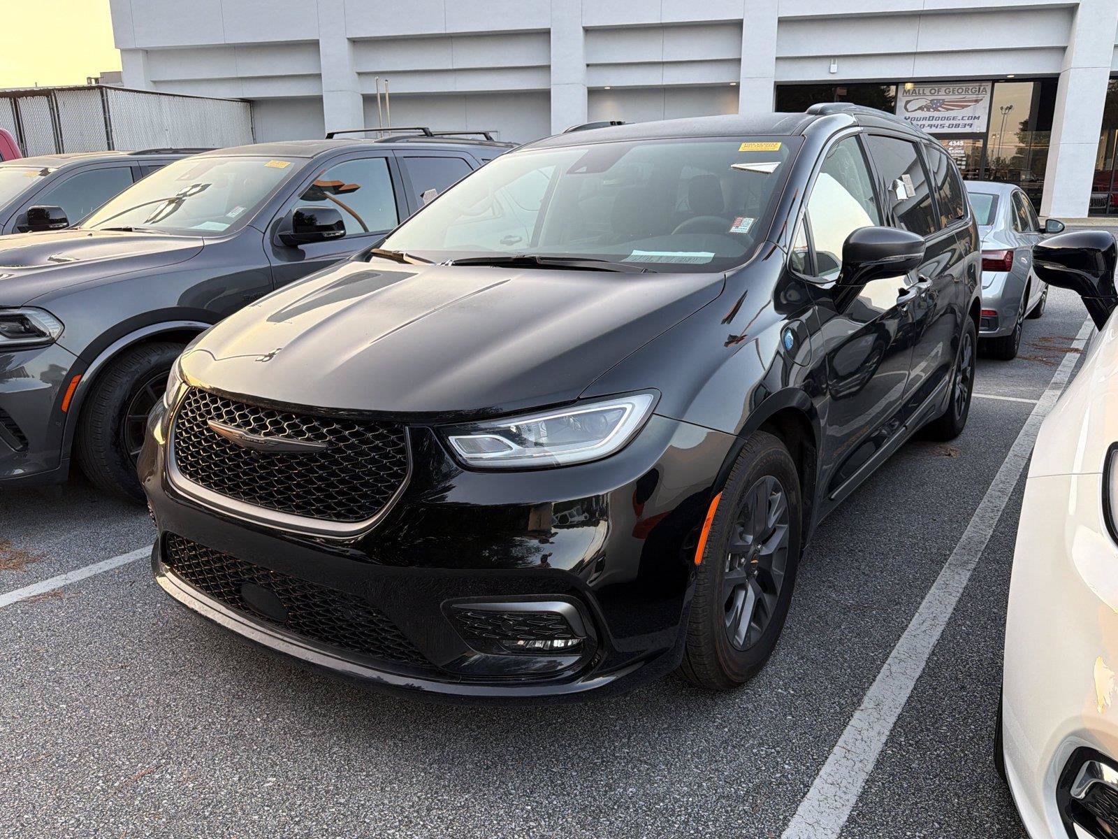 Used 2024 Chrysler Pacifica Limited w/ Uconnect Theater Family Group FWD image 1