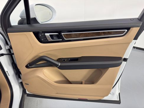 Used 2022 Porsche Cayenne S Platinum w/ Premium Package Plus image 45