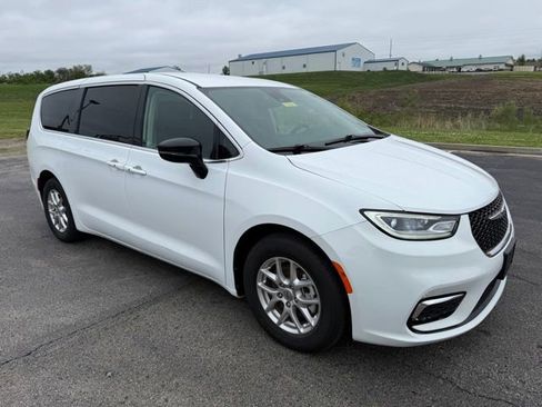 Used 2024 Chrysler Pacifica Touring-L FWD image 3