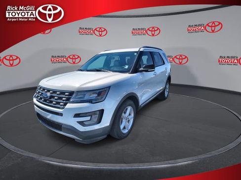 Used 2017 Ford Explorer XLT w/ Equipment Group 202A AWD/4WD image 4