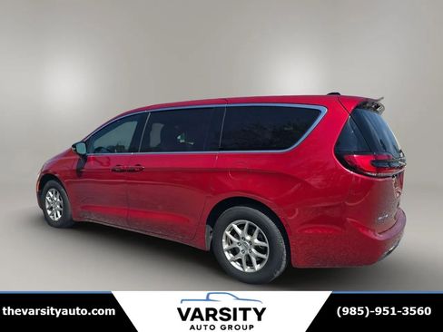 Used 2025 Chrysler Pacifica Select FWD image 4
