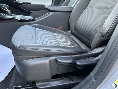 Used 2024 Chevrolet Trax LT w/ Sunroof Package image 16