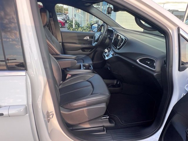 Used 2026 Chrysler Pacifica Select FWD image 11