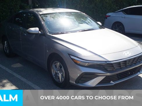 Used 2025 Hyundai Elantra SE FWD image 2