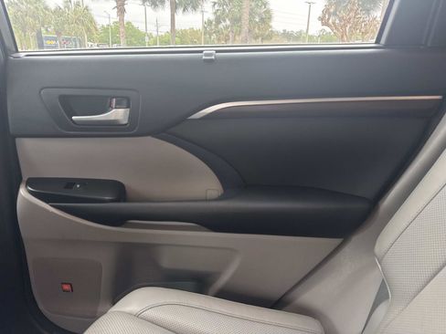 Used 2014 Toyota Highlander Limited image 17