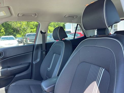 Used 2024 Hyundai Venue Limited FWD image 8