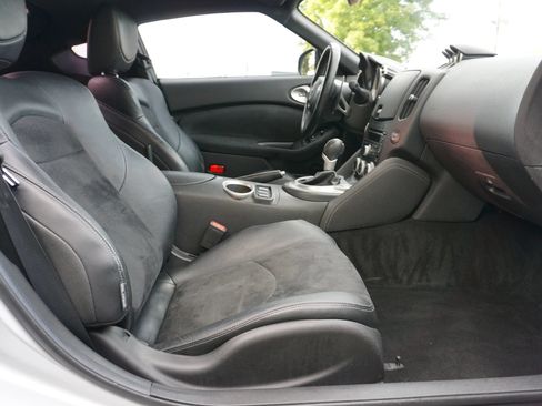 Used 2014 Nissan 370Z Touring RWD image 17