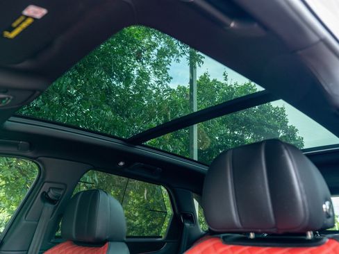 Used 2022 Bentley Bentayga AWD/4WD image 25
