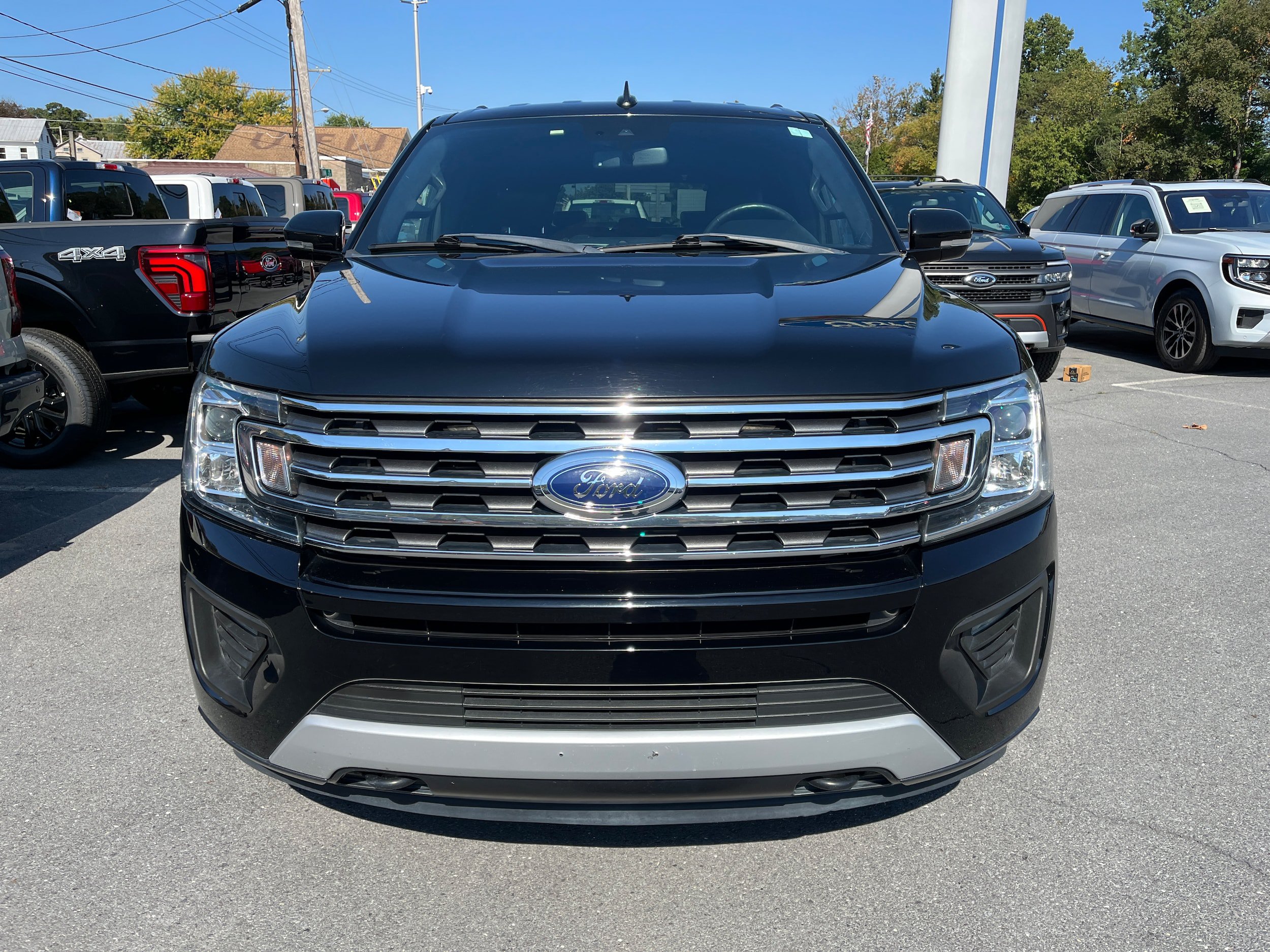 Used 2018 Ford Expedition Max XLT w/ Equipment Group 202A AWD/4WD image 3