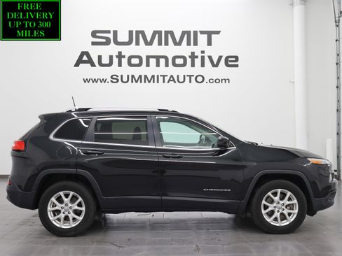 Used 2016 Jeep Cherokee Latitude w/ Cold Weather Group AWD/4WD image 1