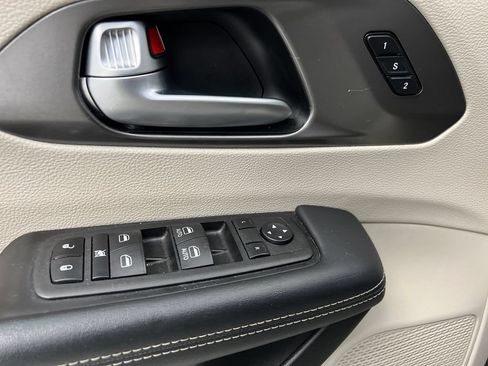 Used 2023 Chrysler Pacifica Touring-L FWD image 15