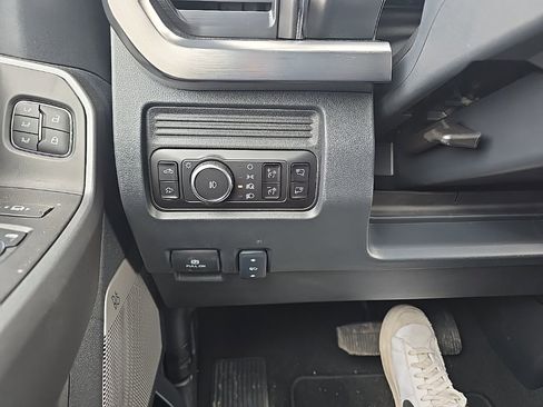 Used 2025 Ford F350 Lariat w/ Black Appearance Package image 17