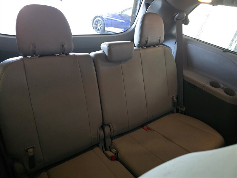 Used 2019 Toyota Sienna XLE w/ XLE Navigation Package FWD image 16