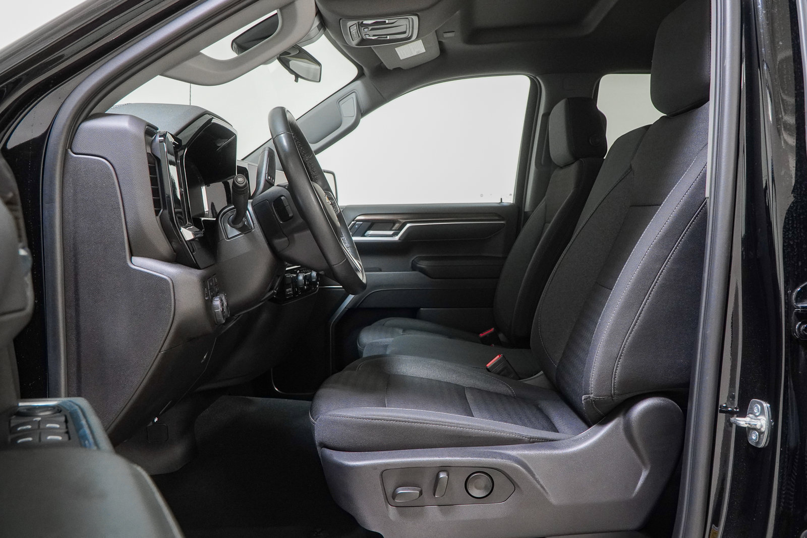 Used 2025 Chevrolet Silverado 1500 LT AWD/4WD image 21