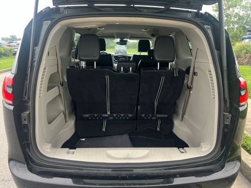 Used 2023 Chrysler Pacifica Touring-L FWD image 11