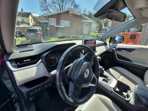 Used 2019 Toyota RAV4 XLE Premium w/ Cold Weather Package image 10