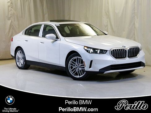 Used 2025 BMW 530i xDrive image 1