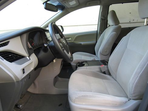 Used 2015 Toyota Sienna LE FWD image 10