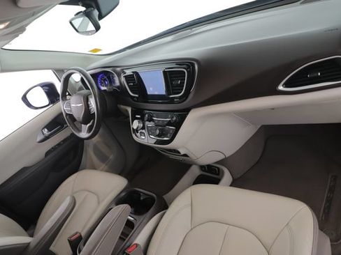 Used 2017 Chrysler Pacifica Touring-L FWD image 30