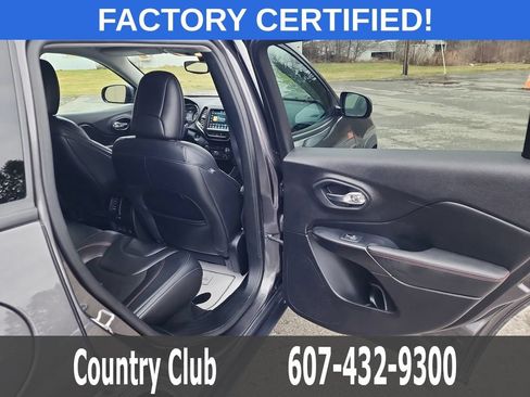 Used 2021 Jeep Cherokee Trailhawk AWD/4WD image 30