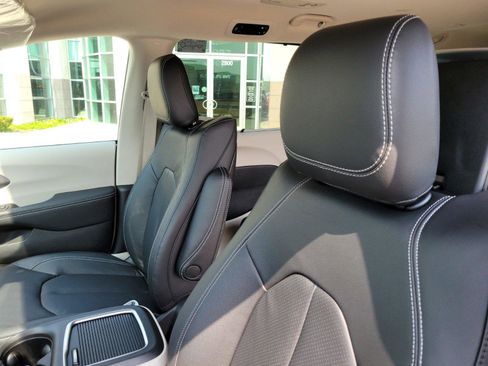 New 2022 Chrysler Pacifica Touring-L w/ Uconnect Theater Family Group image 22