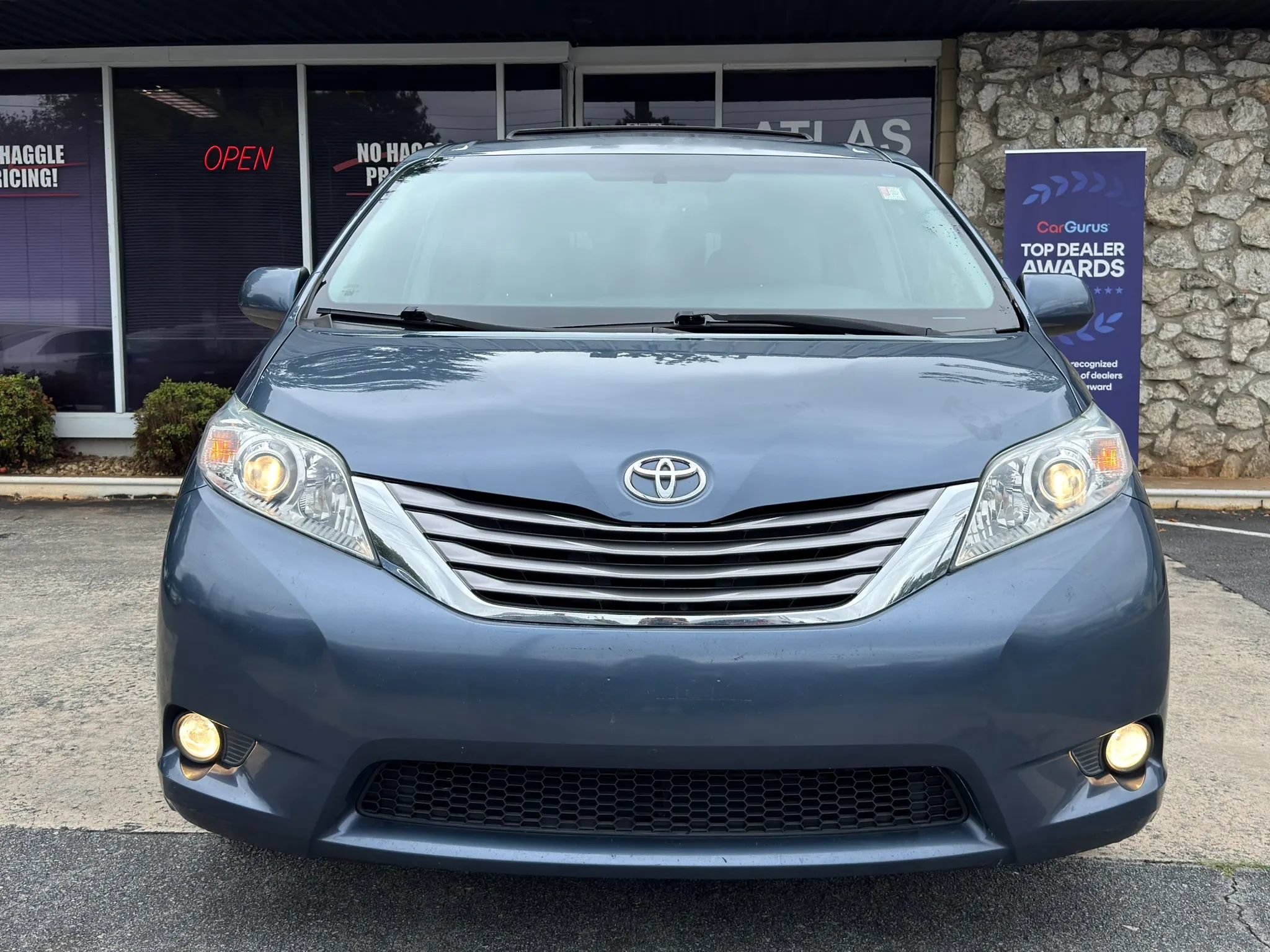 Used 2017 Toyota Sienna XLE Premium FWD image 3