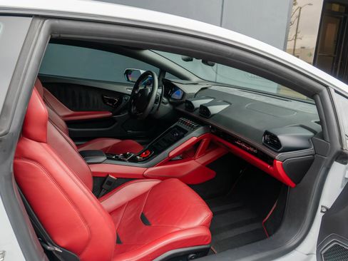 Used 2020 Lamborghini Huracan EVO image 12