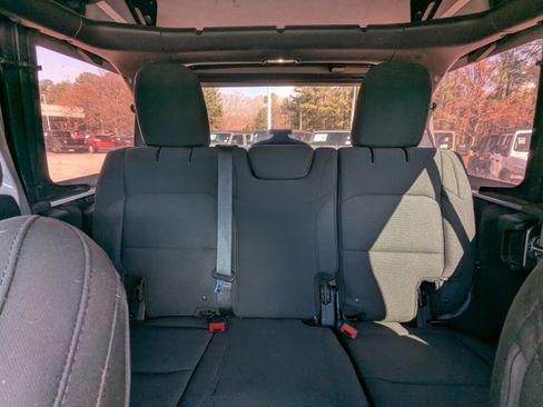 Used 2018 Jeep Wrangler Unlimited Sahara image 10