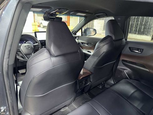 Used 2023 Toyota Venza XLE image 28