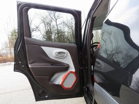 Used 2015 Jeep Renegade Limited image 19