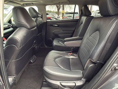 Used 2023 Toyota Highlander XLE image 22