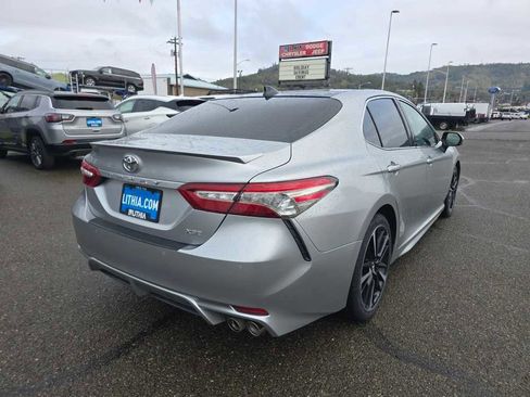 Used 2018 Toyota Camry XSE image 5
