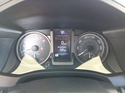 Used 2017 Toyota Tacoma TRD Sport AWD/4WD image 17