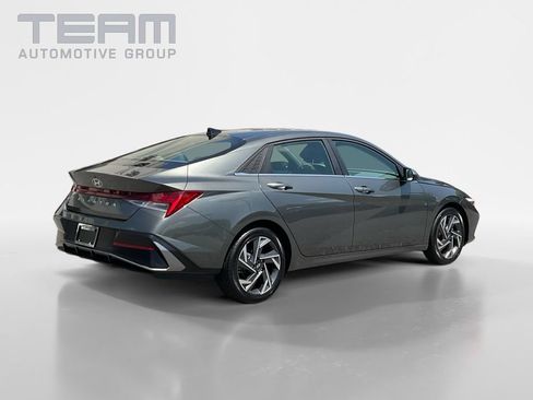 Used 2025 Hyundai Elantra SEL FWD image 7