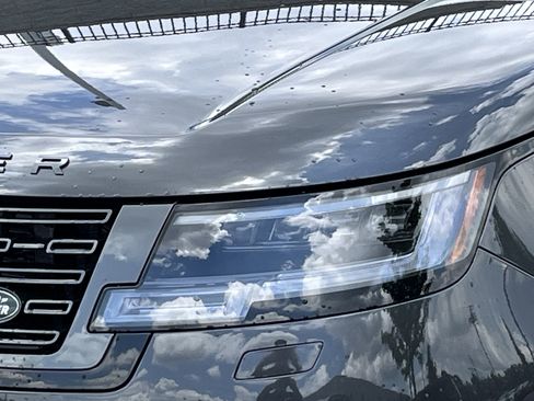 Certified 2025 Land Rover Range Rover SE AWD/4WD image 12
