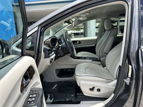 Used 2021 Chrysler Pacifica Limited w/ Uconnect Theater Family Group FWD image 22