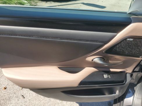 Certified 2022 Lexus ES 300h w/ Premium Package image 16