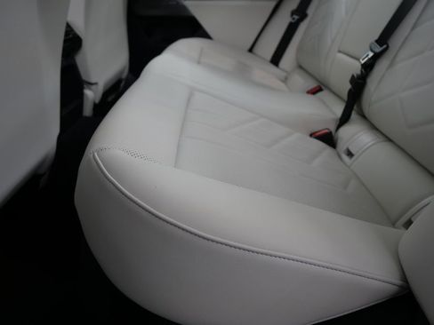 Used 2025 BMW 530i w/ Premium Package image 16