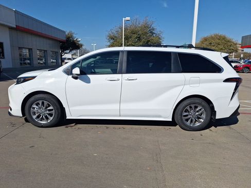 Used 2024 Toyota Sienna LE w/ LE Plus Package image 3