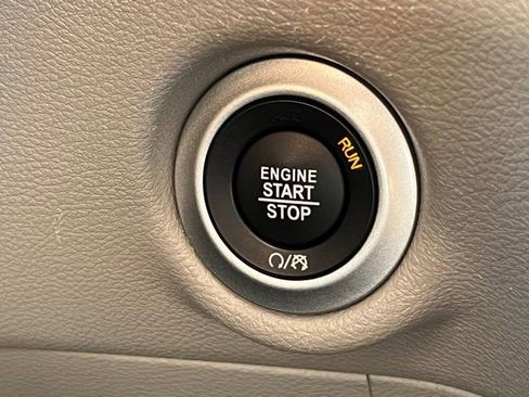 Used 2024 Chrysler Pacifica Touring-L image 23