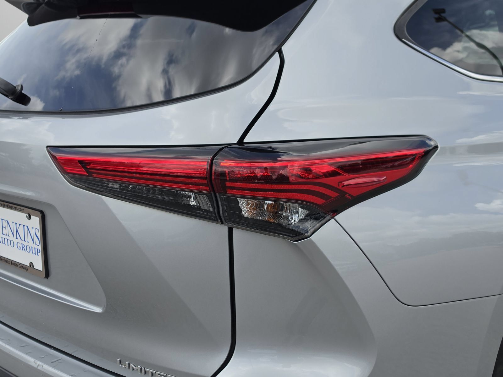 Used 2022 Toyota Highlander Limited FWD image 14
