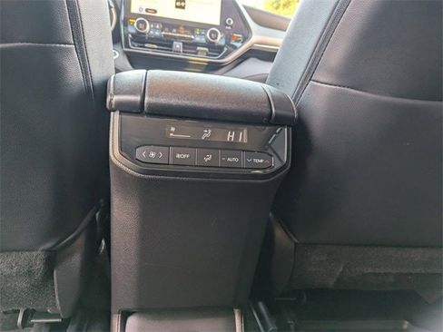 Used 2023 Toyota Highlander L image 19