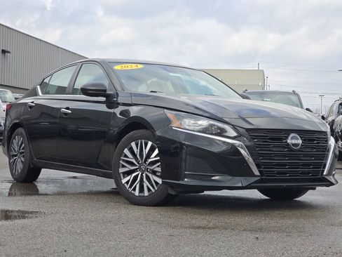 Used 2024 Nissan Altima 2.5 SV image 1